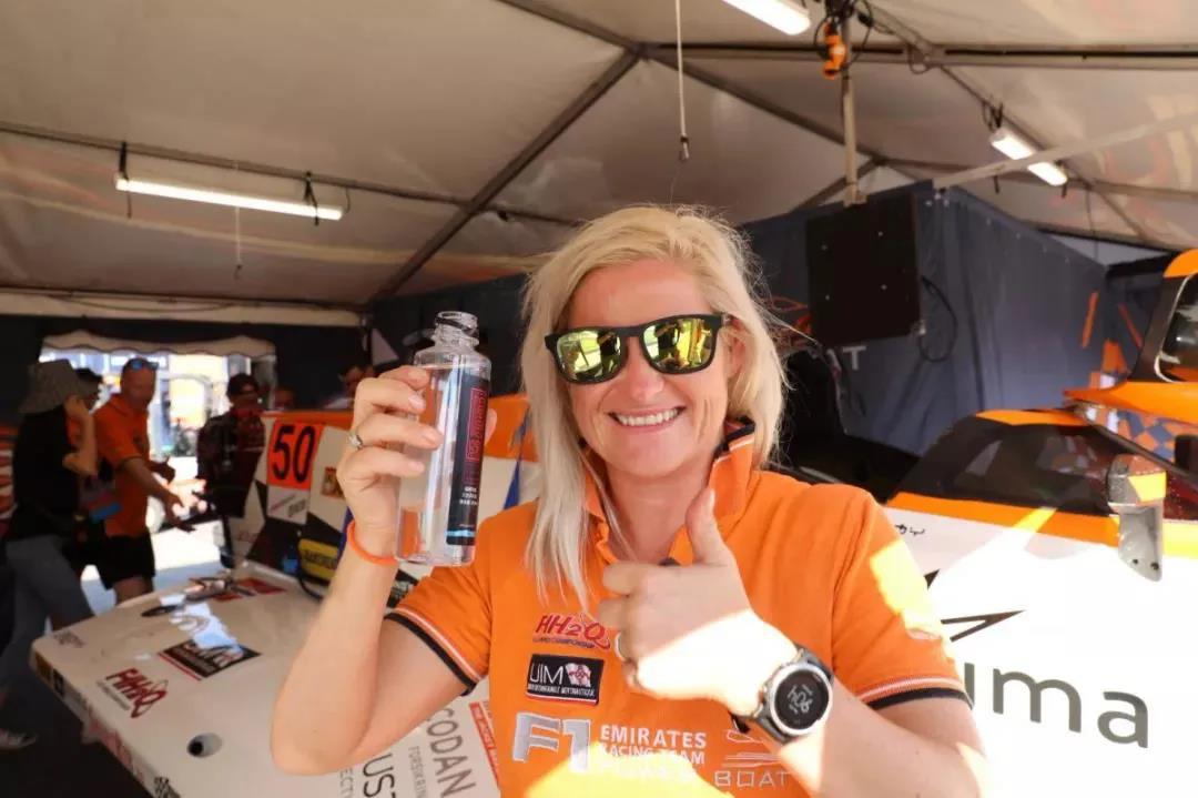 F1运动员饮用福禧冷泉天然苏打水